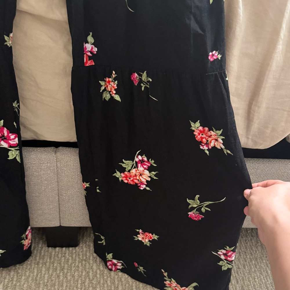 Black and pink floral pants jumper. Stretch top, bell bottom pants size M. - Picture 3 of 5